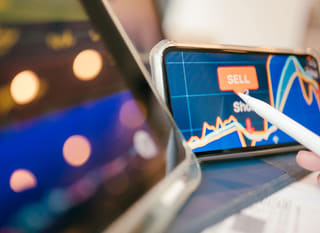 Trader analyserer Bitcoin-, Ethereum- og forex-optioner på tværs af flere markeder
